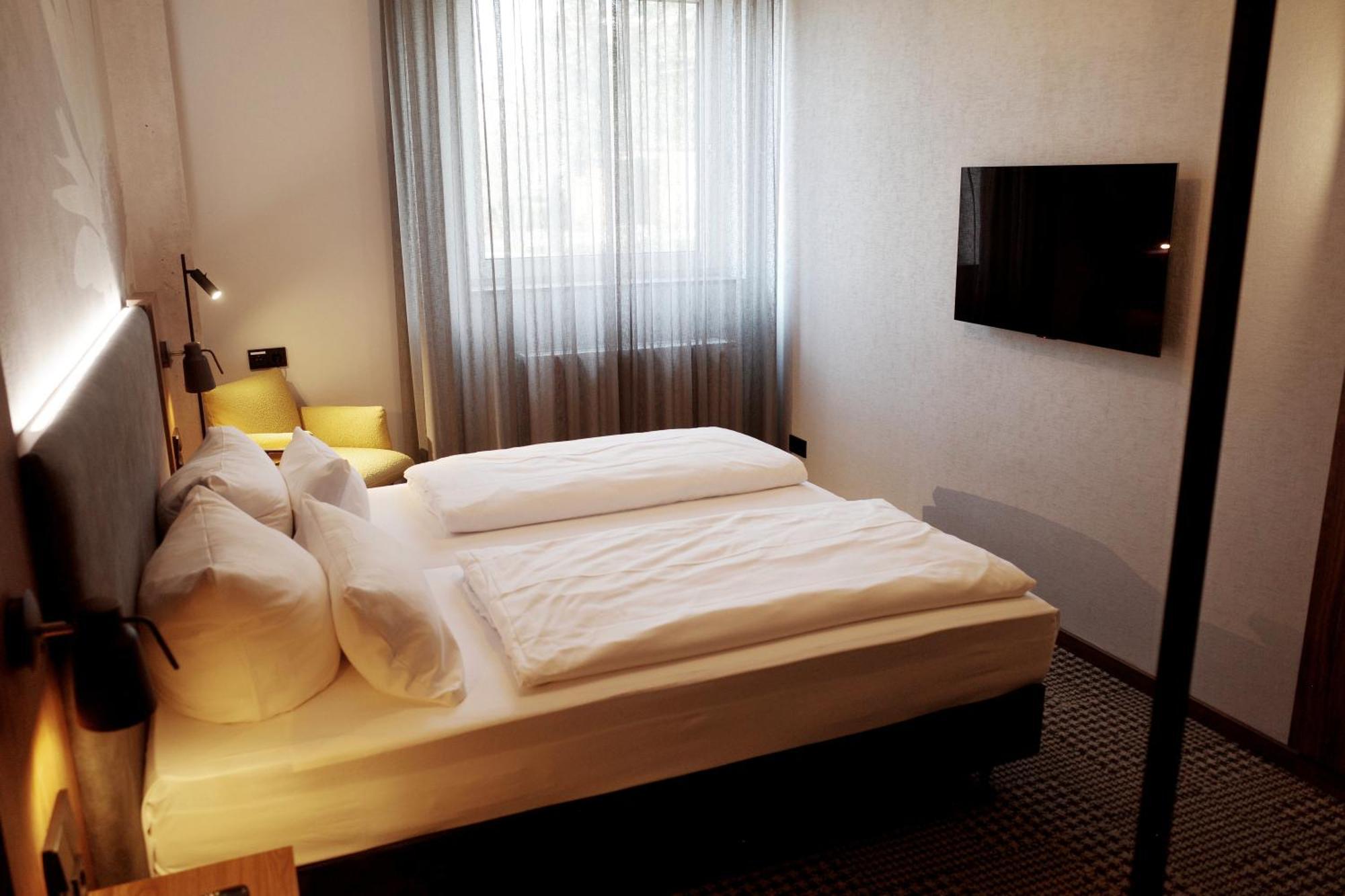 Small Double Room,1645663639:JPEG